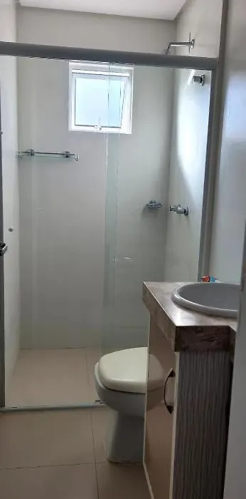 Quarto, o banheiro é de uso exclusivo do hóspede e fica localizado no corredor , piscina compartilhada, não é o apartamento inteiro, somente o quarto-1
