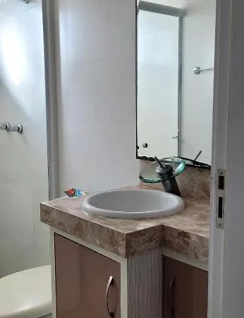 Quarto, o banheiro é de uso exclusivo do hóspede e fica localizado no corredor , piscina compartilhada, não é o apartamento inteiro, somente o quarto-2