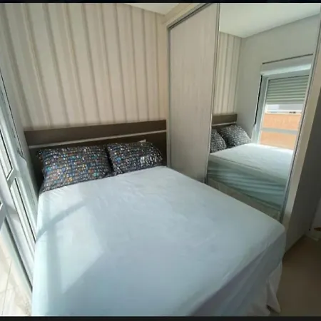 Quarto, o banheiro é de uso exclusivo do hóspede e fica localizado no corredor , piscina compartilhada, não é o apartamento inteiro, somente o quarto-3
